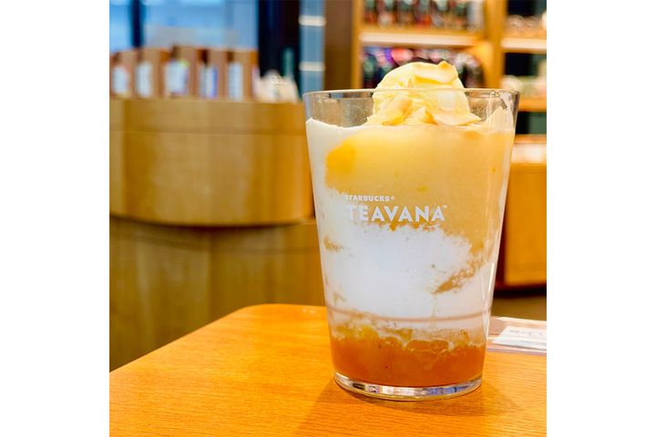 パイン＆ココナッツ フローズン ティー フロート／テイクアウト：￥933、店内利用：￥950（税込み）