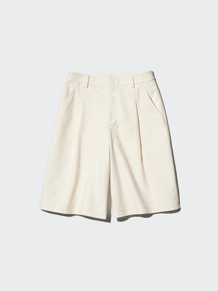 オフホワイトのジャージータックハーフパンツを平置き