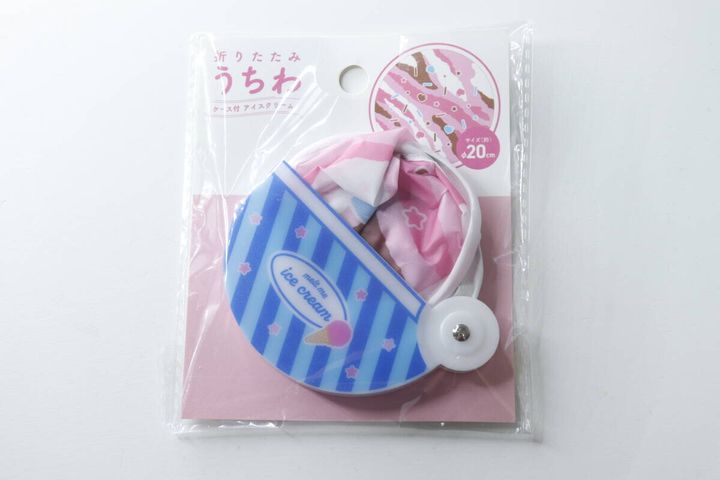 パッケージに入ったセリアのケース付き折りたたみうちわ