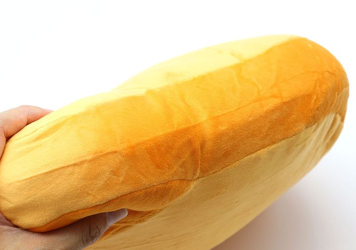 ウィグルベアのもちもちクッションの厚みを横から見たクローズアップ