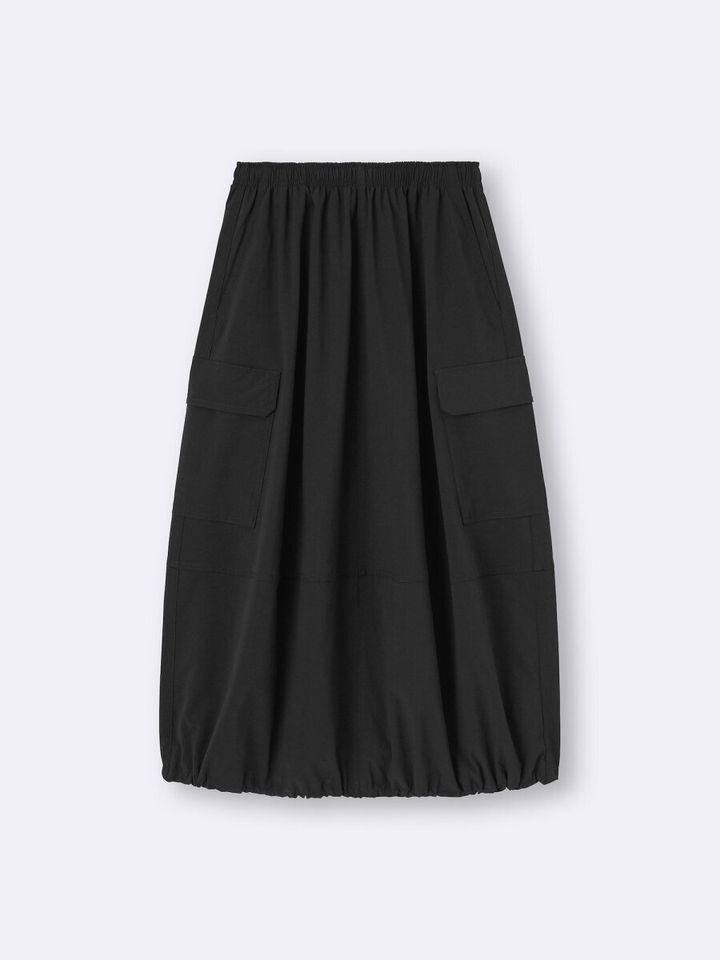 黒いバルーンシルエットのカーゴスカート