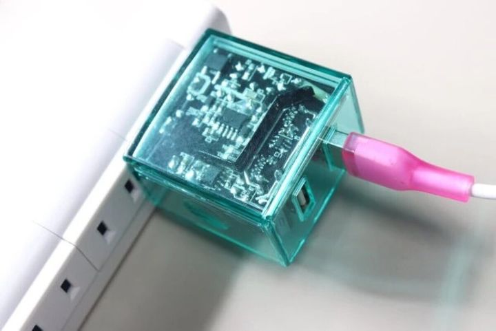 ダイソーのUSB ACアダプター（3.4A、2ポート、ミントグリーン）の使用例