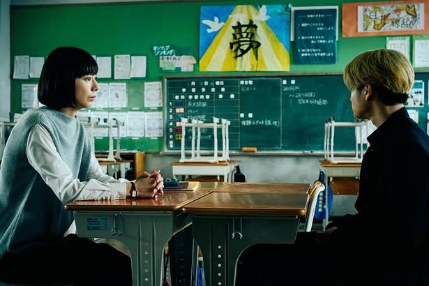 生徒たちへの対応に頭を悩ます中学教師の冬子 [c]2026 N.R.E. 