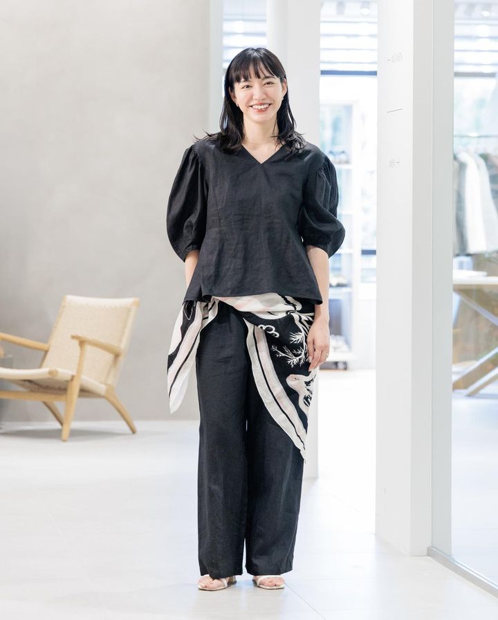画像: リネンフレアパフスリーブブラウス￥20,900・イージーパンツ￥22,990・”manipuri”別注ストール¥15,400(（ユナイテッドアローズ） store.united-arrows.co.jp