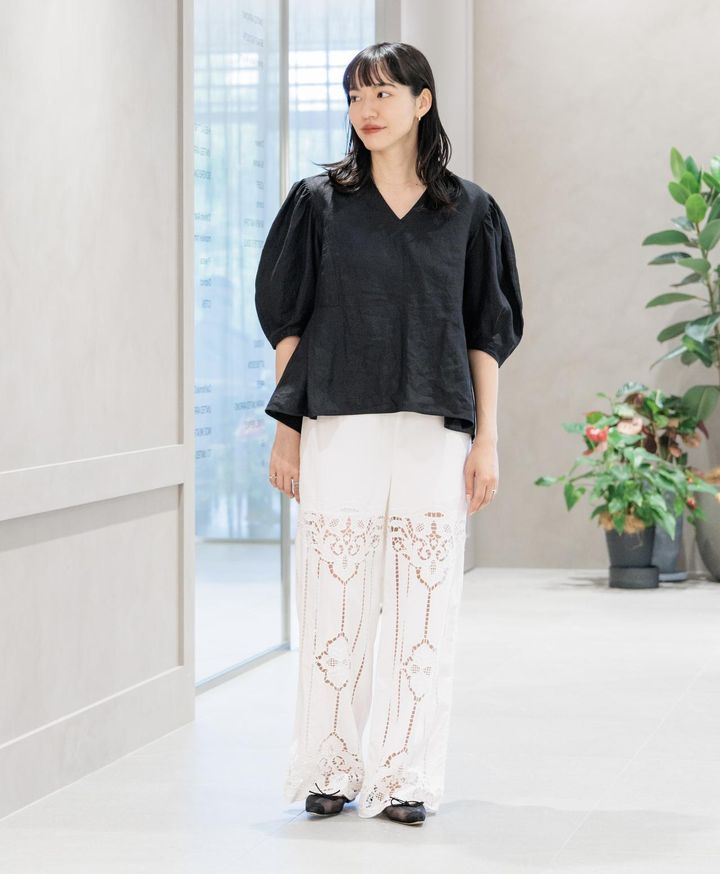 画像: リネンフレアパフスリーブブラウス￥20,900・カットワークレースパンツ￥25,300(（ユナイテッドアローズ） store.united-arrows.co.jp