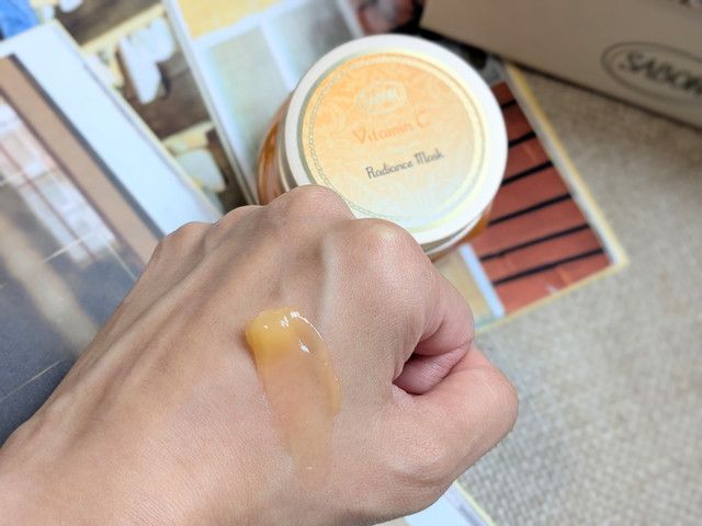 SABONビタミンCラディアンスマスクのジェルを手の甲に伸ばしたスウォッチ