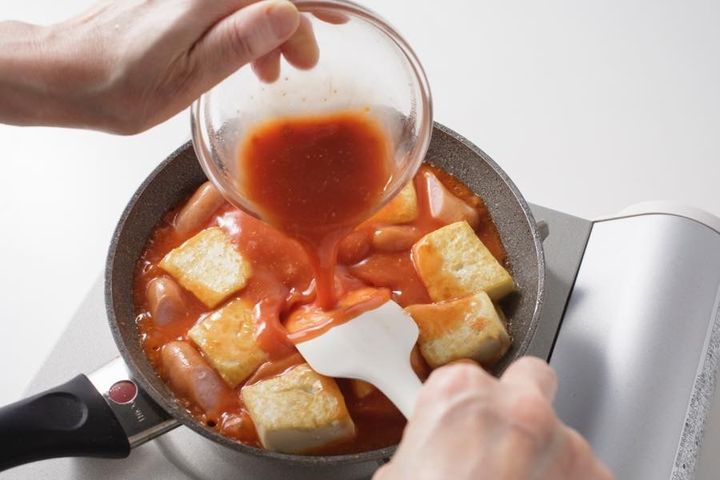 豆腐とソーセージのチリ煮