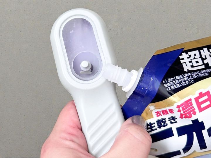 「洗剤IN手洗いブラシ」に洗剤を入れる