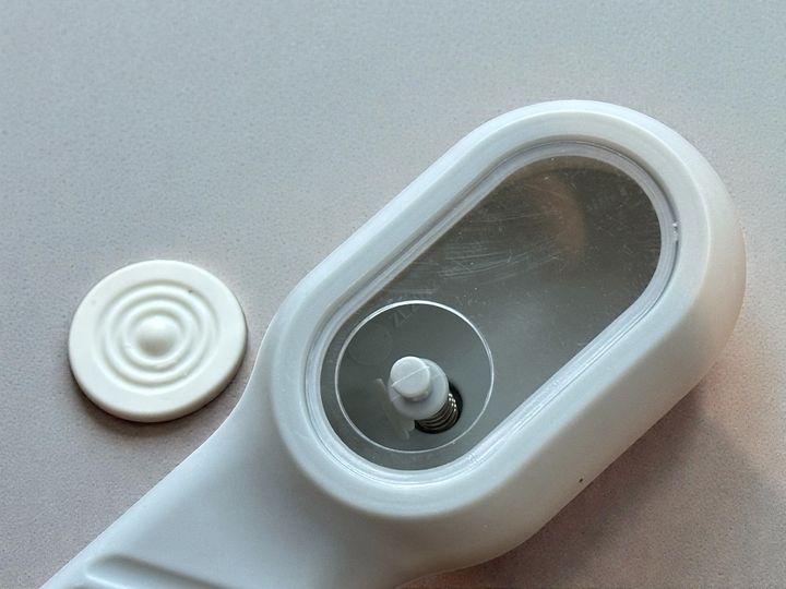 ブラシの中に洗剤を入れられる
