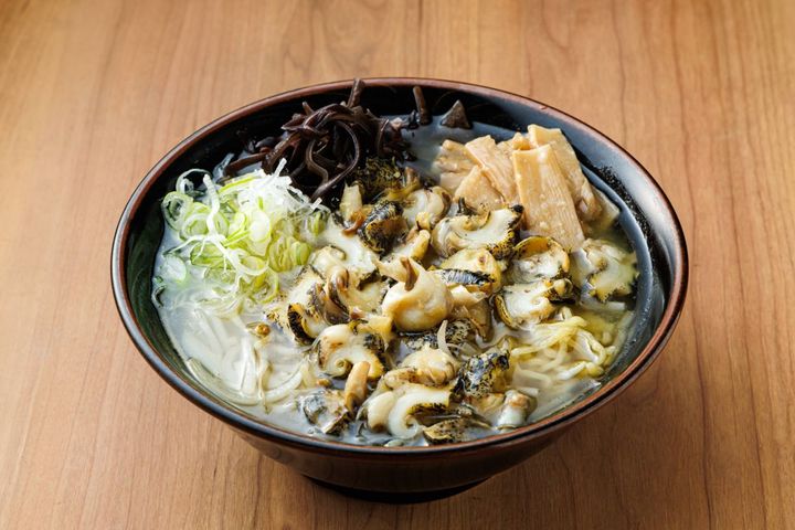 「道の駅 しらぬか恋問館」の「白糠産つぶラーメン」1430円。1日5食限定