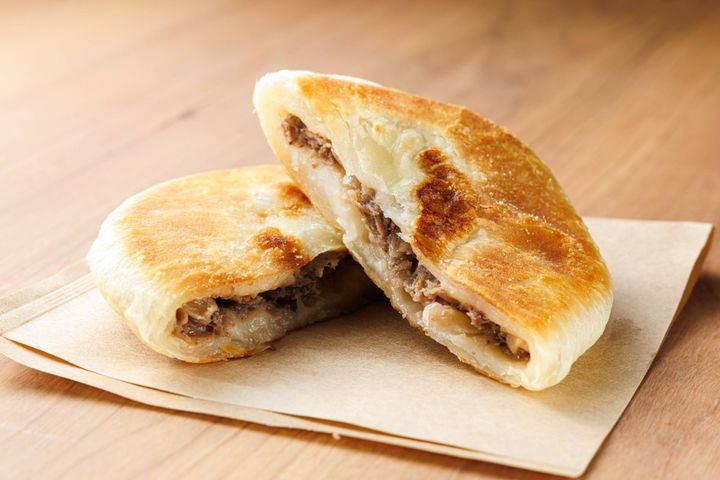 「道の駅 しらぬか恋問館」の「鹿肉ミートパイ」500円（数量限定）