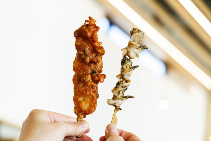 「白糠やなぎタコザンギ（左）」、「白糠灯台つぶ串（右）」各500円