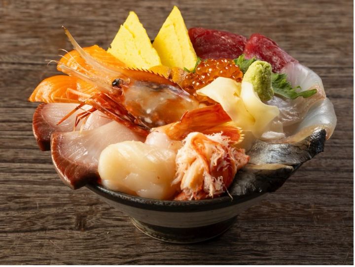 「道の駅 しらぬか恋問館」の「特上海鮮丼」3800円／©道の駅しらぬか恋問館