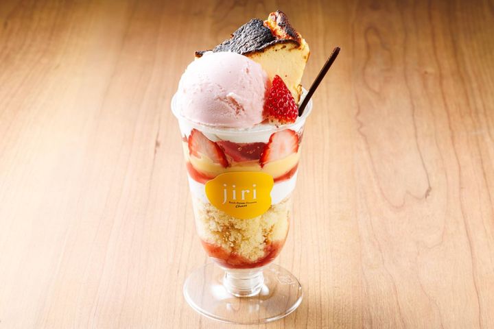 「道の駅 しらぬか恋問館」の「パフェ」980円（限定1日20個）