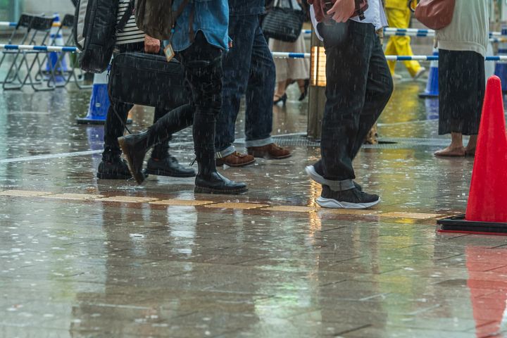 雨でぬれた靴を早く乾かすコツは？（画像はイメージ）