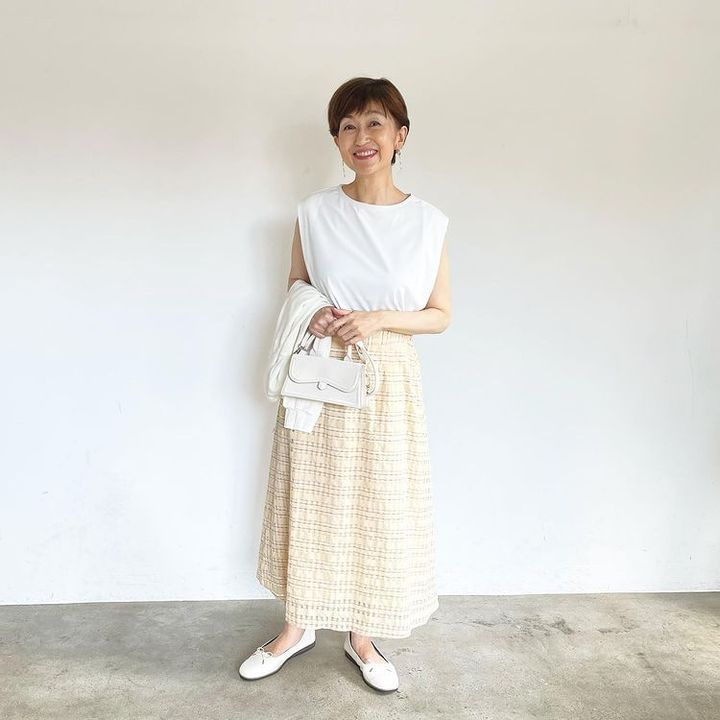 白トップス×ベージュスカート。カーディガンも白で