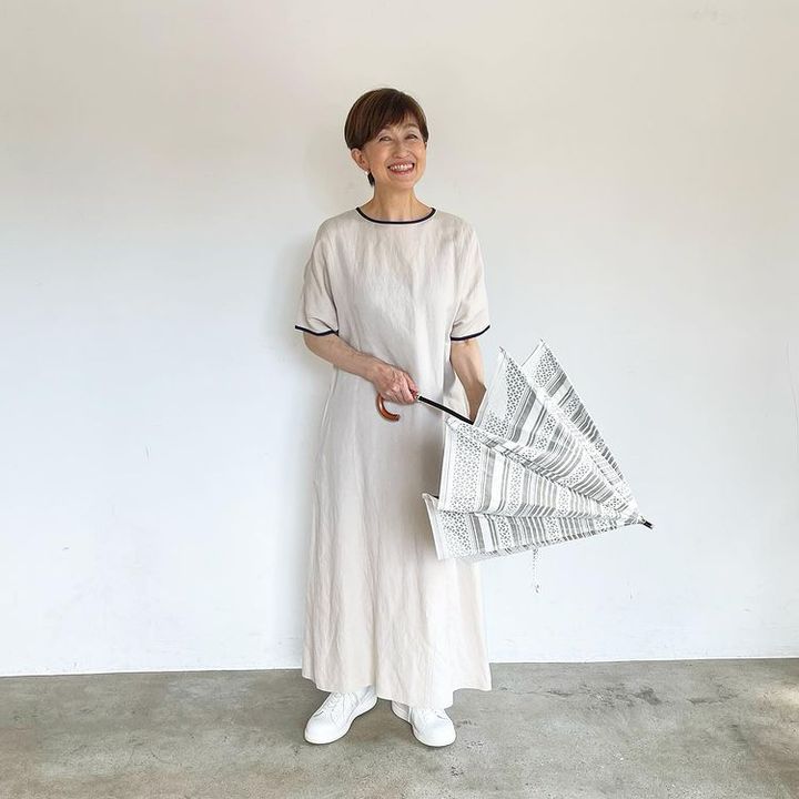 ベージュのワンピースは白スニーカーと合わせて