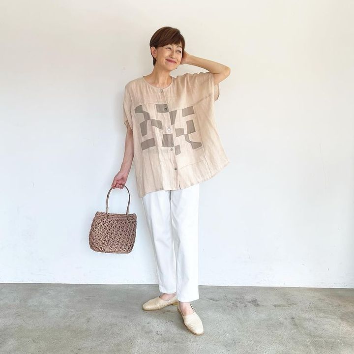 遊び心のあるベージュのトップス×白パンツ