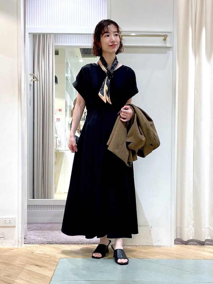 首もとにスカーフをプラスしてアレンジ