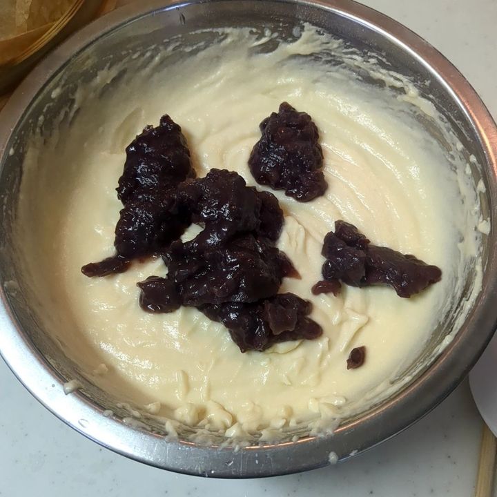 生地にあんこを入れます。