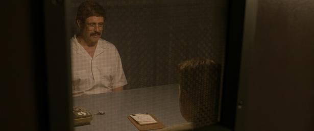FBIによるインタビューのシーンではゾッとするようなジョークも [c]2024 Crappy World Films, Inc.