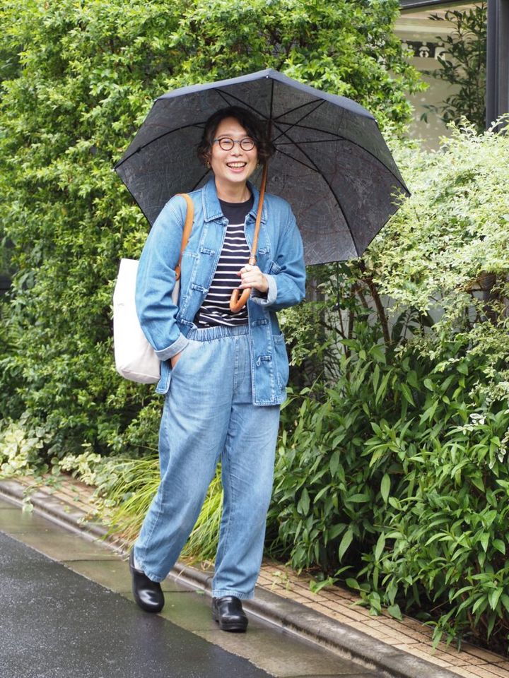 【1週間スナップ】50代の「雨の日コーデ」7選 ベーシックカラーなのに地味見えしない素材・質感選びのコツは？