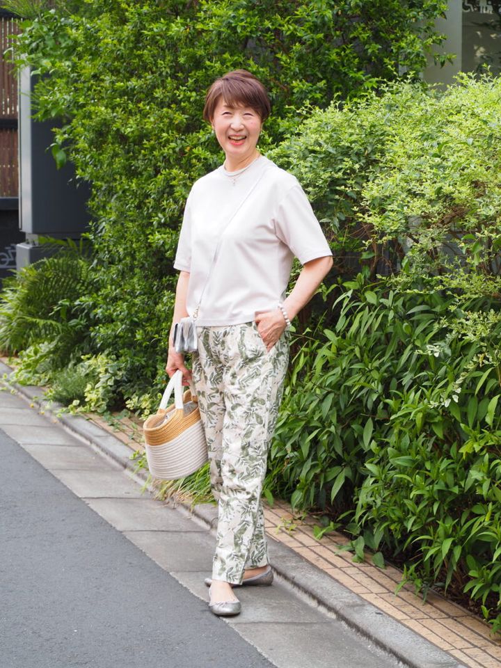 【1週間スナップ】50代の「雨の日コーデ」7選 ベーシックカラーなのに地味見えしない素材・質感選びのコツは？