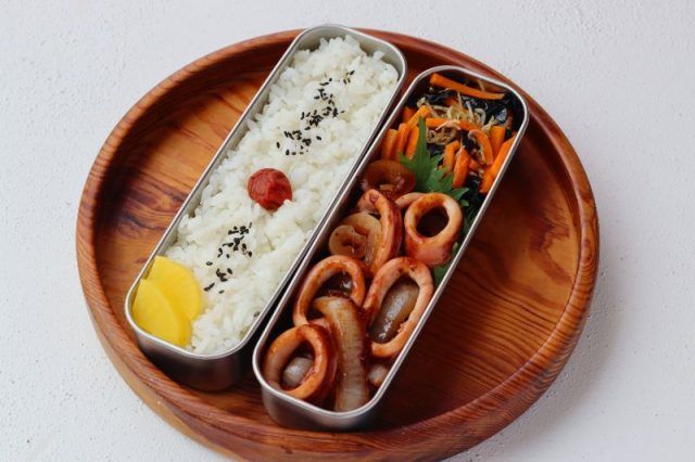 「イカたまねぎ」「じゃこ海苔にんじん」2品弁当
