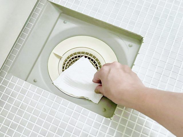 お風呂排水口のゴミをとる