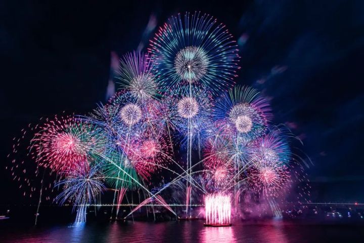 約20社の花火師チームによる花火演出 花火1