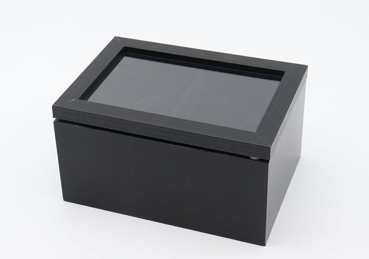黒い木製でフタが透明な腕時計用収納BOX