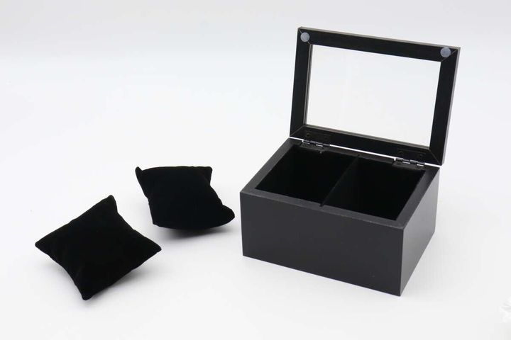 フタが開いた収納BOXと、横に置かれた2つの黒いクッション
