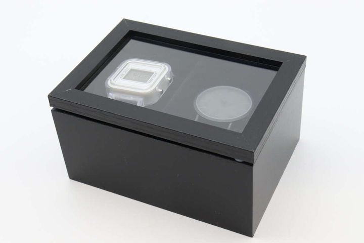 フタが閉まった収納BOX。透明な窓から2本の腕時計が見える