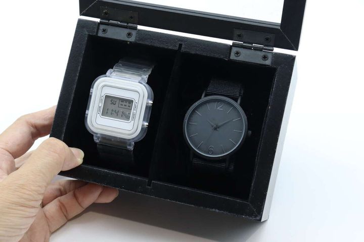 収納BOXに2本の腕時計がクッションに巻かれて収納されている