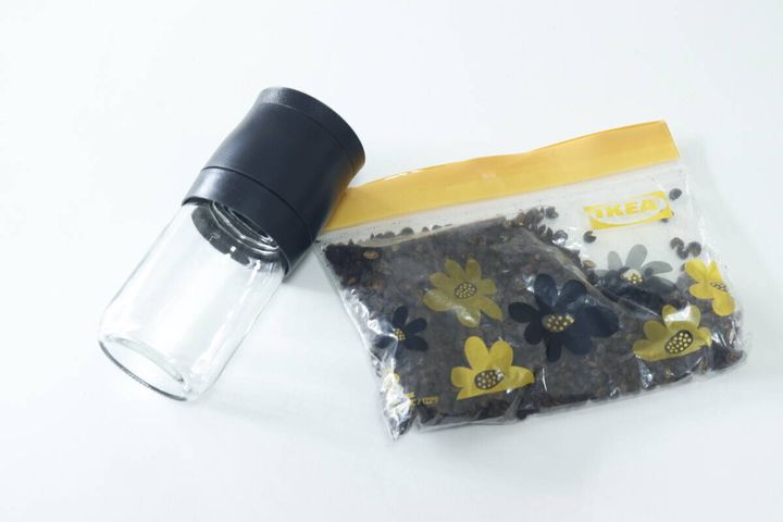 空のペッパーミルと山椒が入ったIKEAのジップロックが並べられている