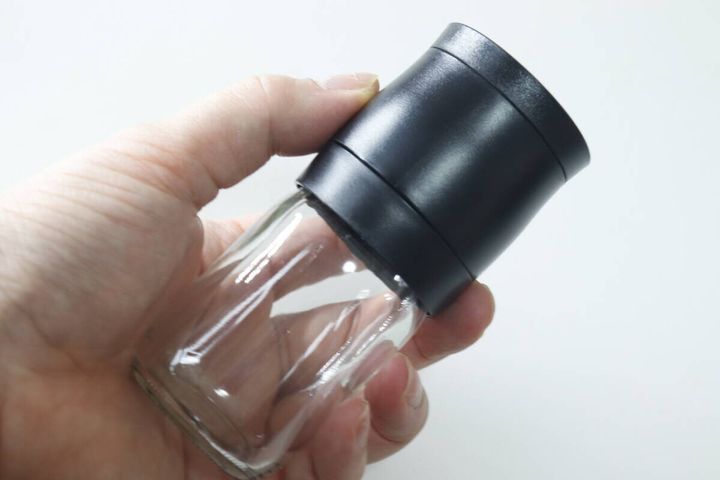 中身が空のペッパーミルを斜めに持っている手元