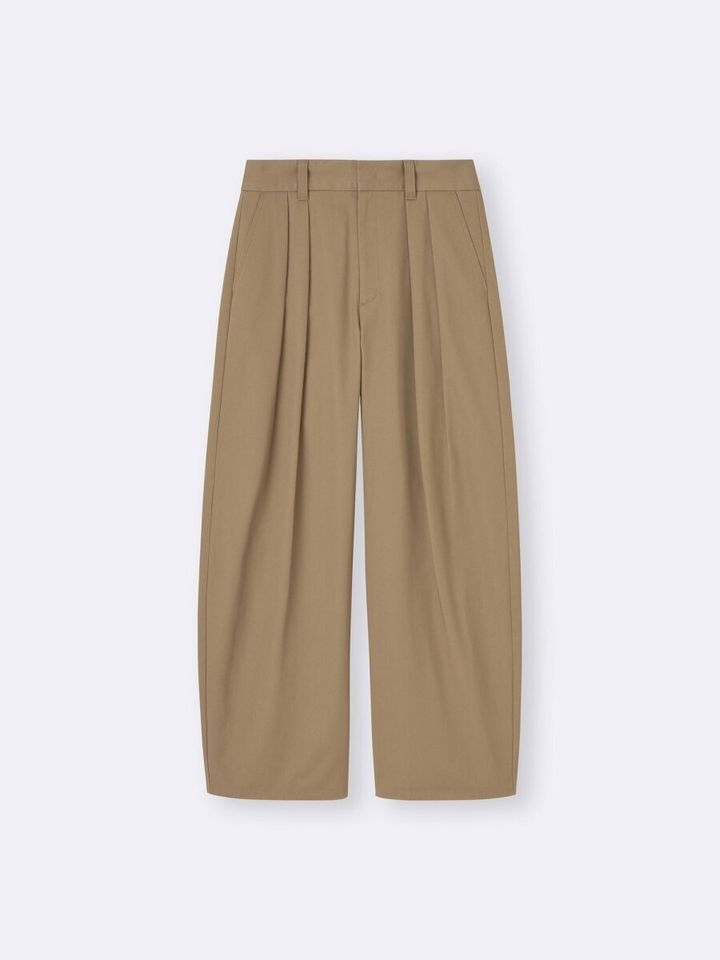 ベージュのチノタックバレルパンツの平置き