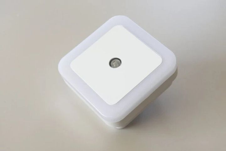 白い四角いLED明暗センサー付きナイトライトの全体像