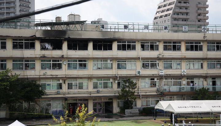 校舎4階の音楽室付近で火災が起きた東京都北区の滝野川第三小学校（6月19日、時事通信フォト）