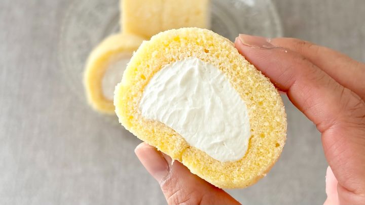 小さいのにクリームの主役感がすごい【セブン】シェアOKのロールケーキ