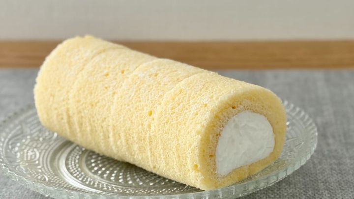 小さいのにクリームの主役感がすごい【セブン】シェアOKのロールケーキ