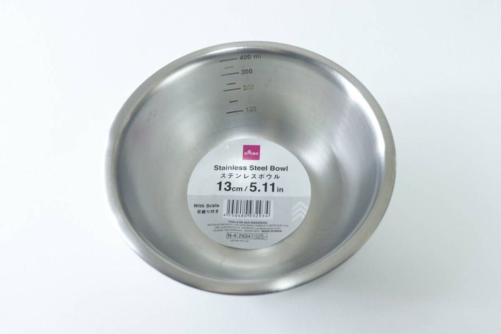 ダイソーのステンレスボウル、商品ラベルが貼られた状態