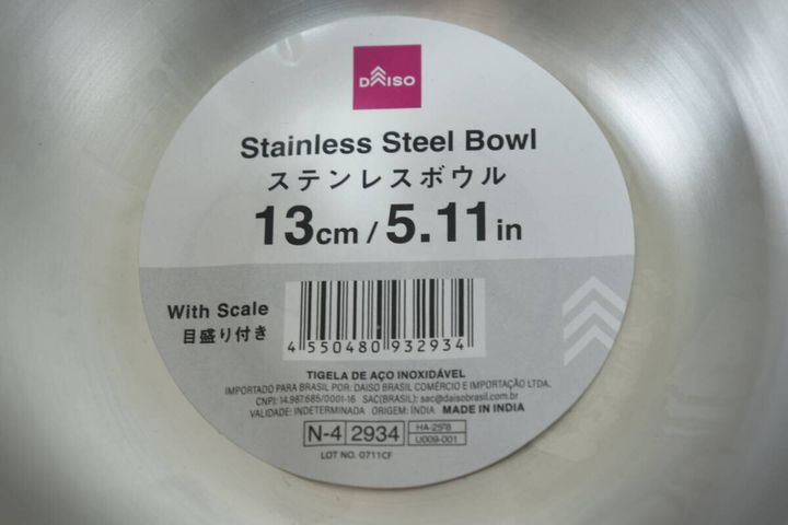 ステンレスボウルに貼られた商品ラベルの拡大