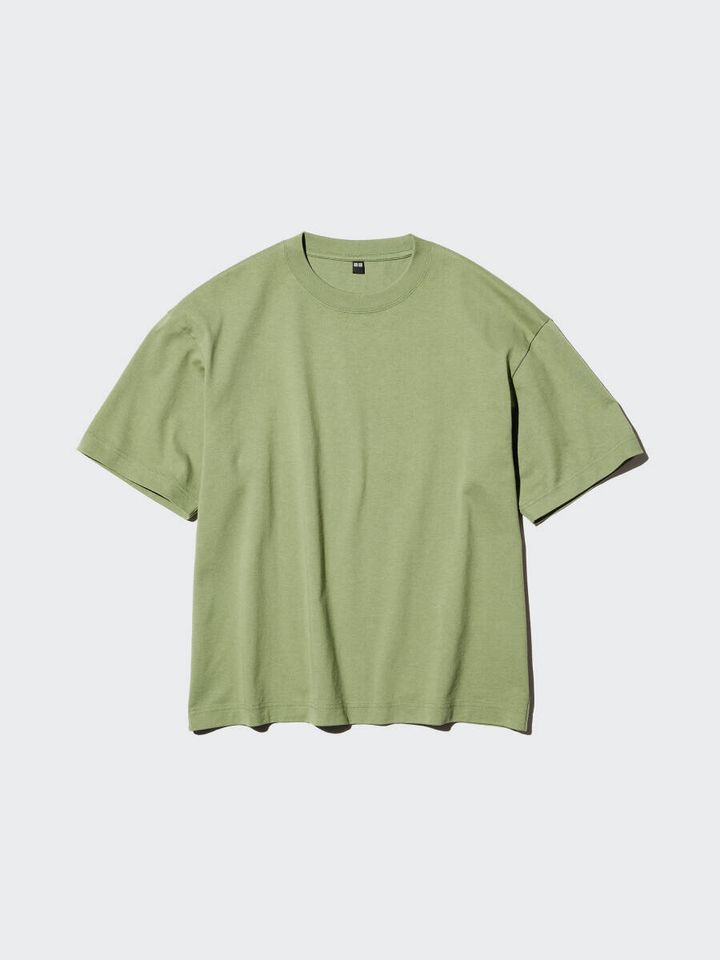 淡い緑色の無地の半袖Tシャツ