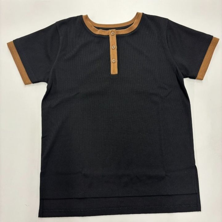 黒地に茶色の襟と袖口、前立てにボタンが付いたリンガーTシャツ