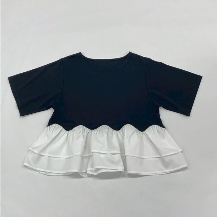 黒の半袖トップス。裾に白いフリルが2段に切り替えられている