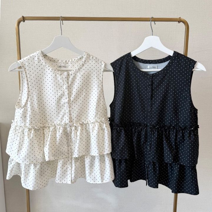 ハンガーにかけられた白と黒のドット柄ノースリーブブラウス2枚