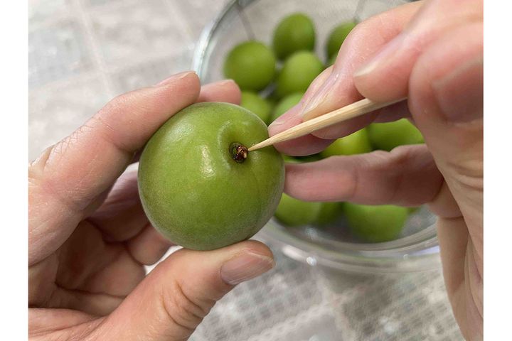 おヘソのような梅の実のヘタ。竹串でスポッっと取れると気持ちいい！