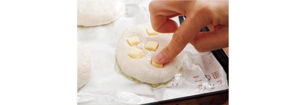 冷やしておいたバターを等分にのせ、生地に押し込む （C）吉永麻衣子／KADOKAWA