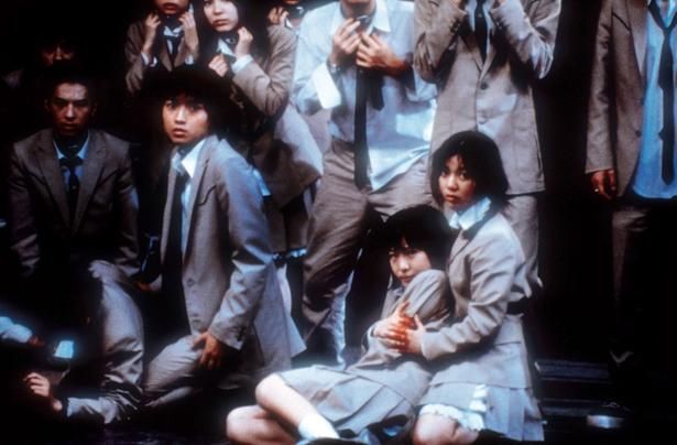 中学生同士による殺し合いという刺激的な内容は公開当時大きな話題となった(『バトル・ロワイアル』) [c]Anchor Bay/courtesy Everett Collection